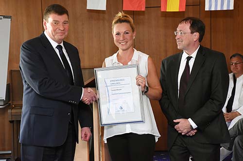Michael Poschmann, Geschäftsführer der Kurpark-Klinik gratuliert Carolin Röseler, Leiterin der Rezeption zur Aufgabenerweiterung als Innovationsmanagerin