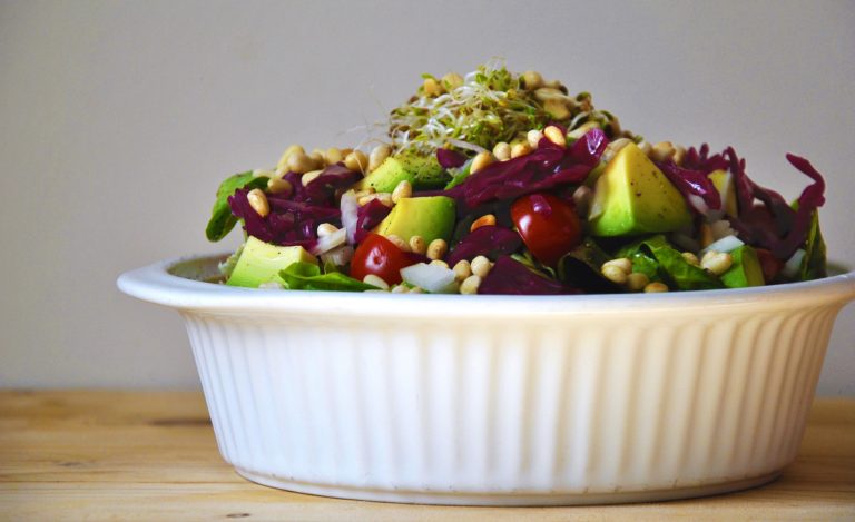 eine Schale mit Salat