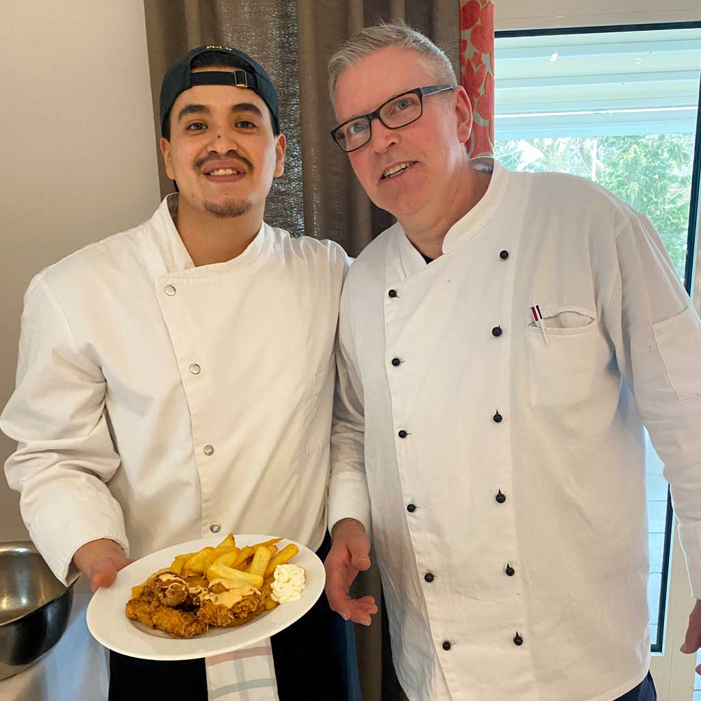Knuspriger Genuss im Bistro: Kochlehrlinge servieren Fried Chicken mit Steakhouse-Pommes